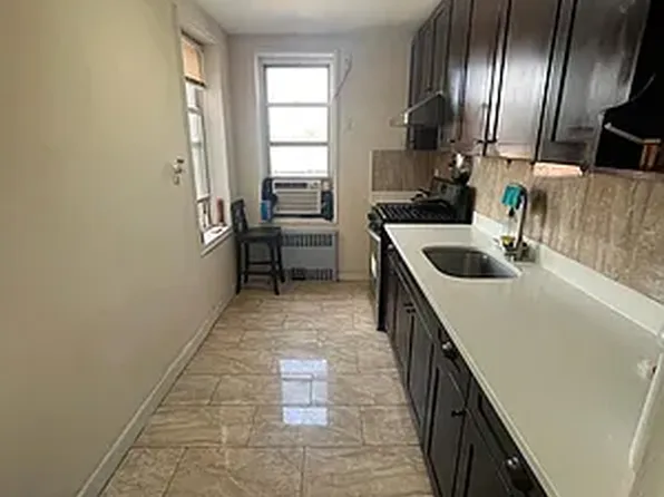 1350 East 5th Street image 2 of 15