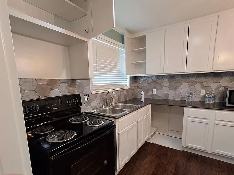 4403 Harvey Dr — Photo 3