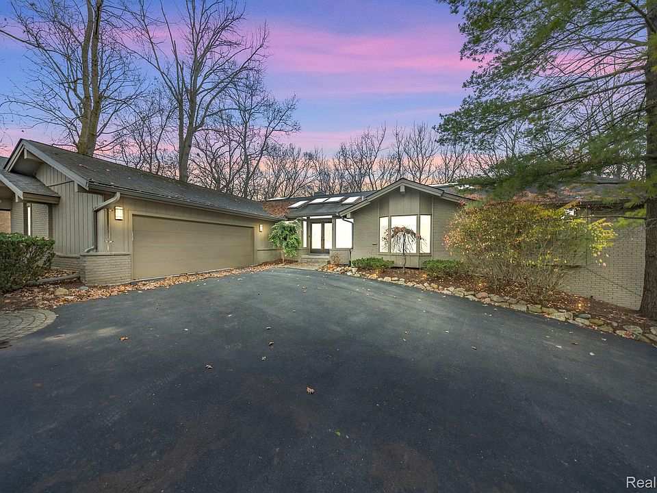 1st image of 1725 Long Lake Shore Dr