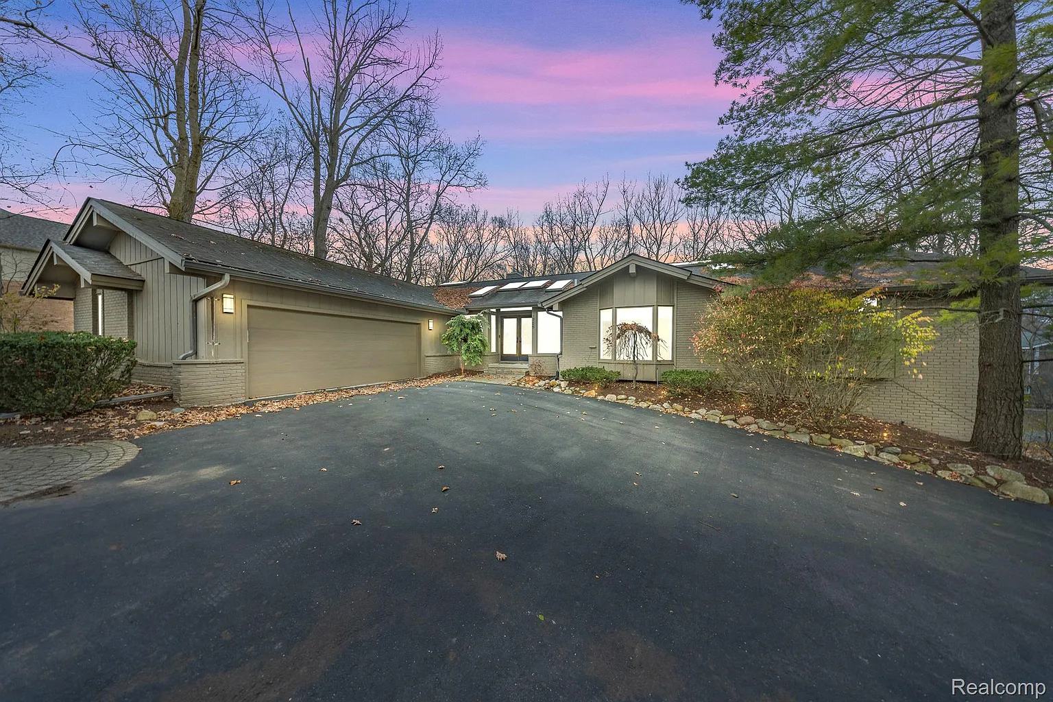 1725 Long Lake Shore Dr photo 1
