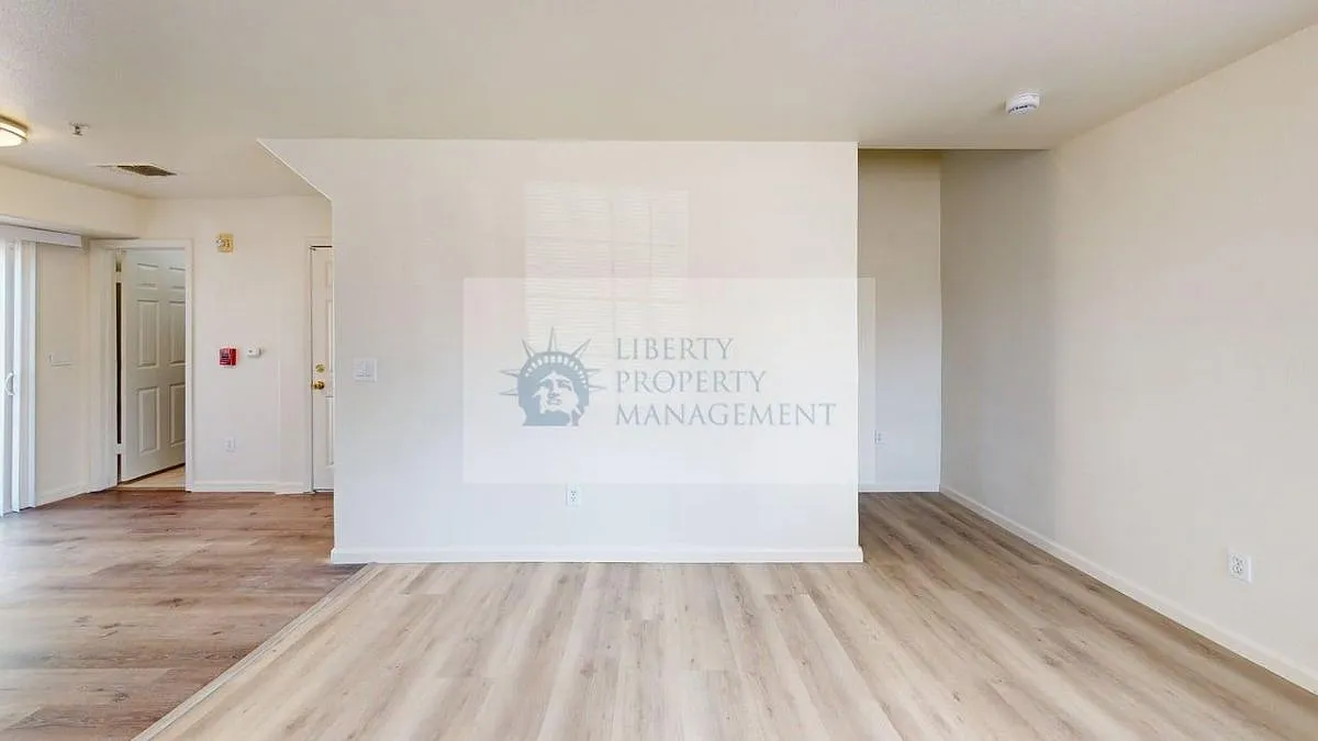 3 bed, 2.5 bath, 1387 sqft, $1,895 — Photo 2
