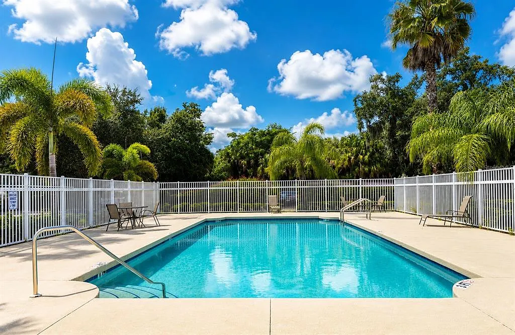 3 bed, 2.0 bath, 1260 sqft, $1,800 — Photo 2