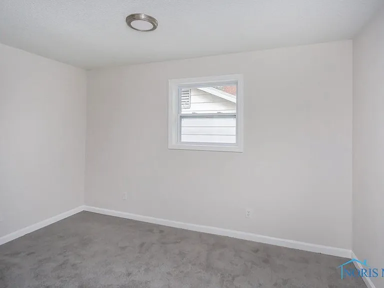 421 E Streicher St — Photo 4