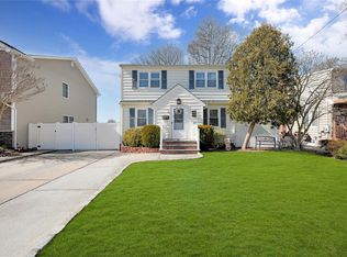 33 Hanover Pl, Merrick, NY 11566