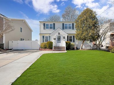 33 Hanover Place, Merrick, NY, 11566