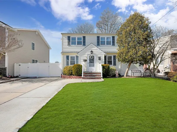 33 Hanover Place, Merrick, NY 11566