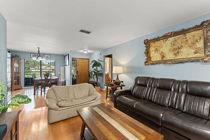 4 bed, 2.5 bath, 1971 sqft, $3,095 — Photo 3