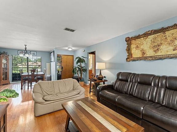 3rd image of 1341 S Ridge Lake Cir