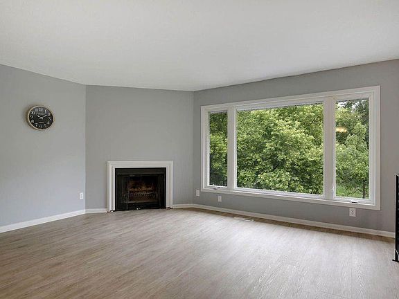 2nd image of 527 Broadway Ave N #527