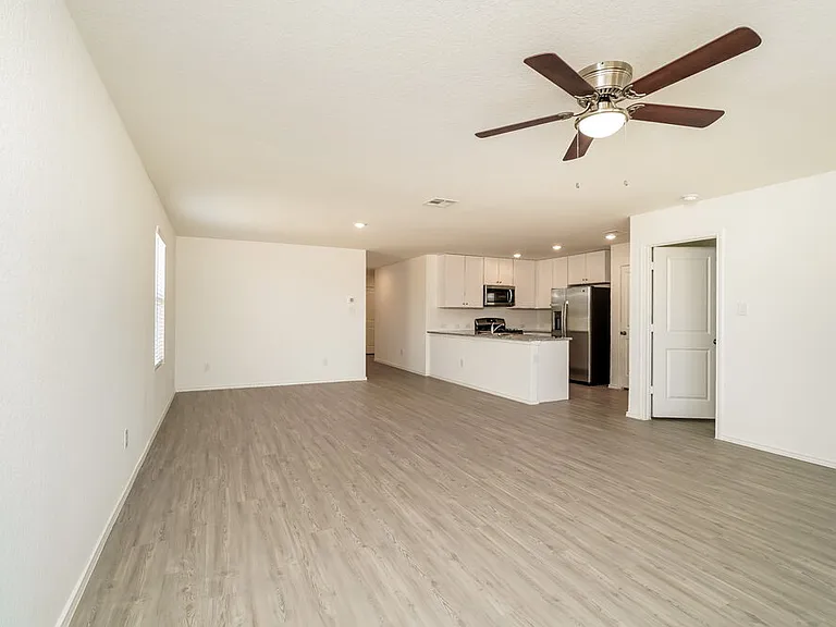 1221 White Willow — Photo 4