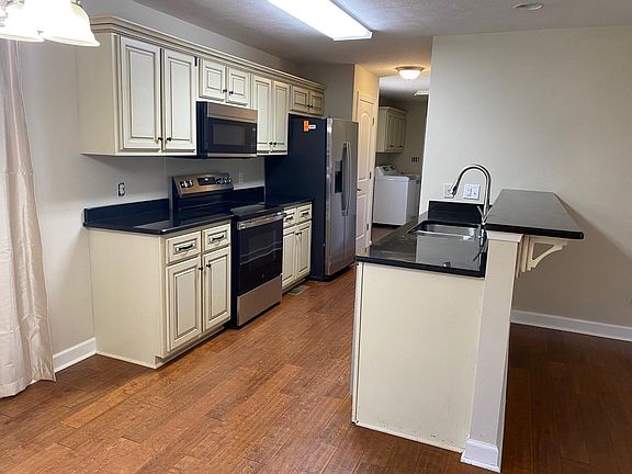 3rd image of 90 Watson St