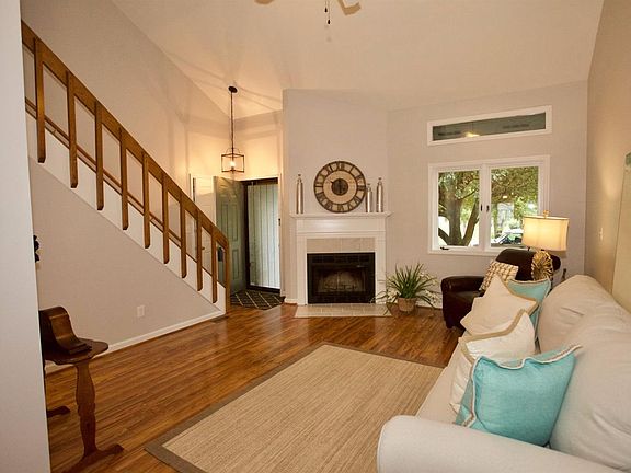 5th image of 323 Strawberry Ln