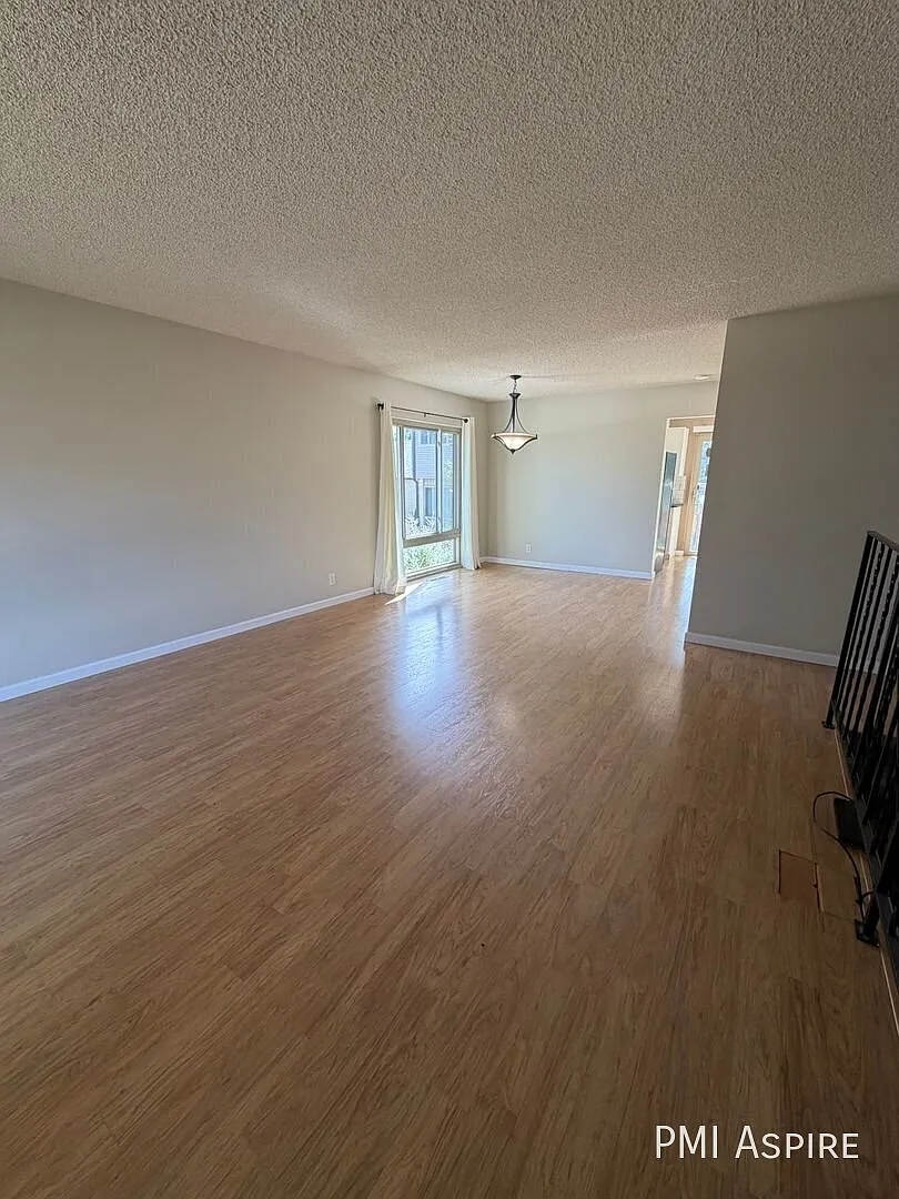 3 bed, 2.5 bath, 1296 sqft, $2,399 — Photo 2
