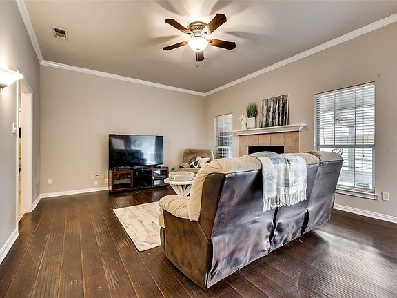 4th image of 1016 Oak Grove Ln
