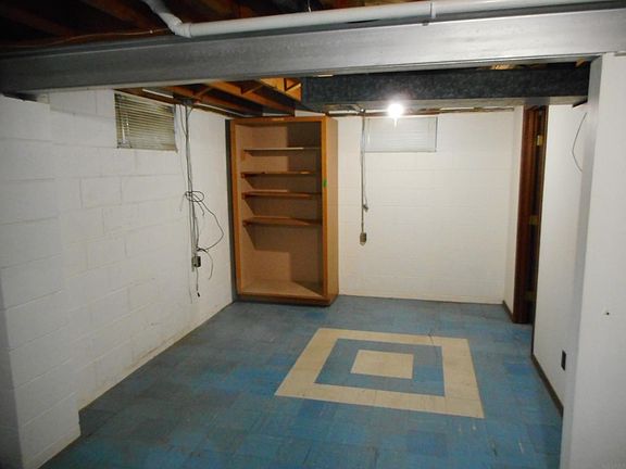 5th image of 916 W 11th St