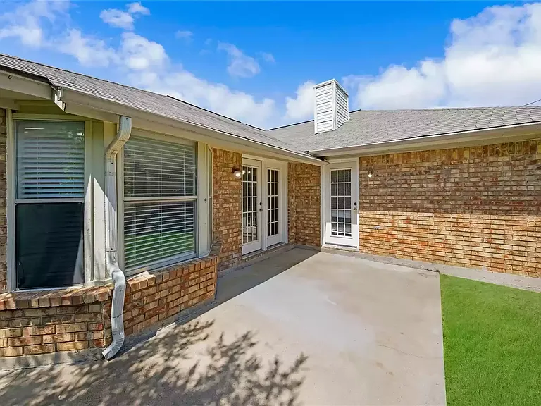 810 Castleview Dr — Photo 5