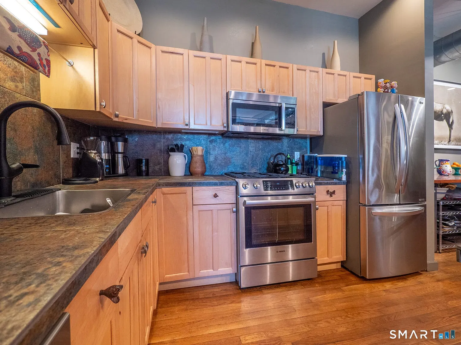 3 bed, 3.0 bath, 6360 sqft, $4,000 — Photo 2