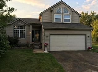 322 Princeton Dr, South Lyon, MI 48178