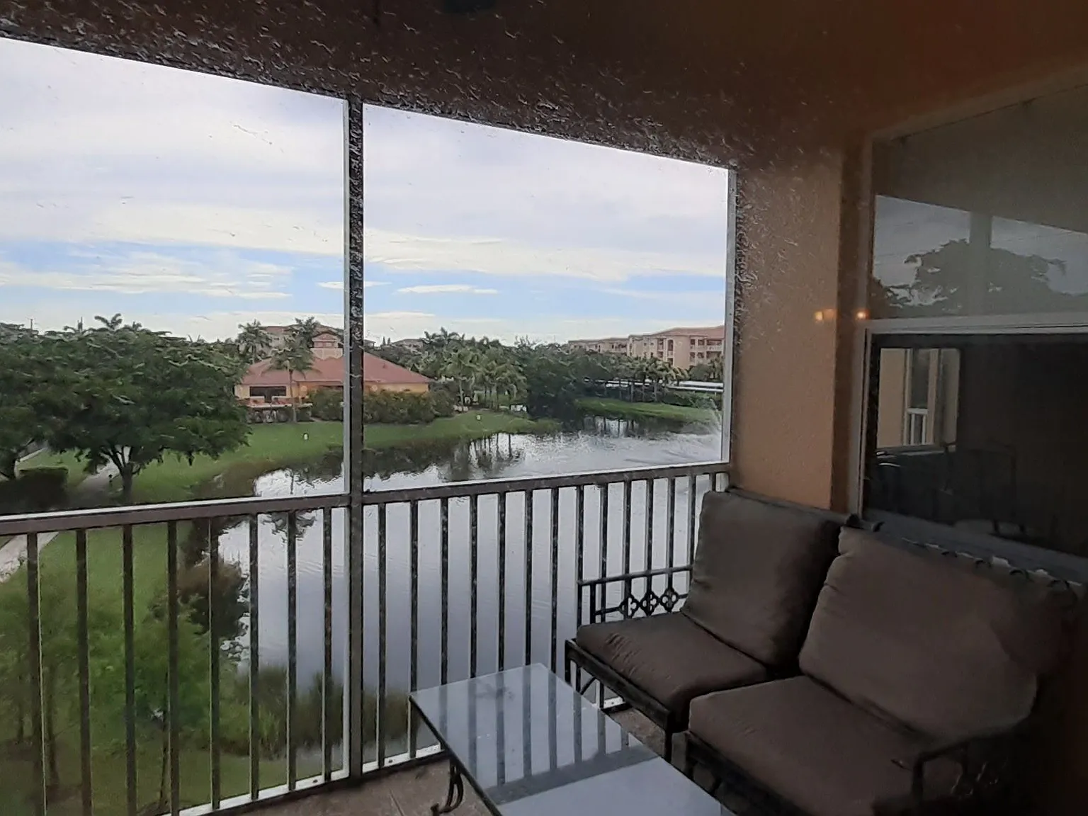2 bed, 2.0 bath, 1001 sqft, $1,700 — Photo 2
