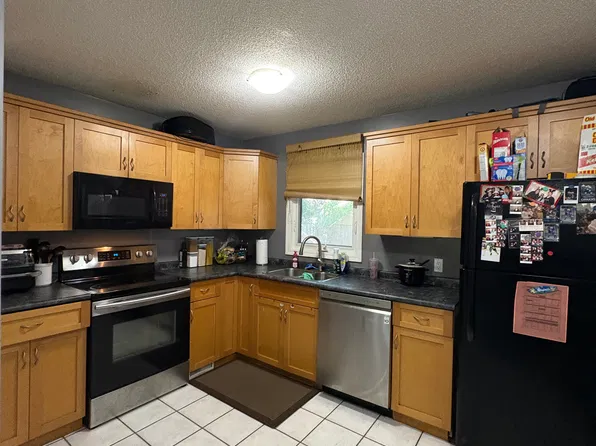 3 Culross Bay, Winnipeg, MB R2C 4E5