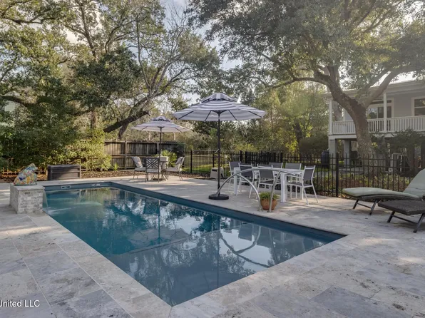 138 Saint Charles St, Bay Saint Louis, MS 39520