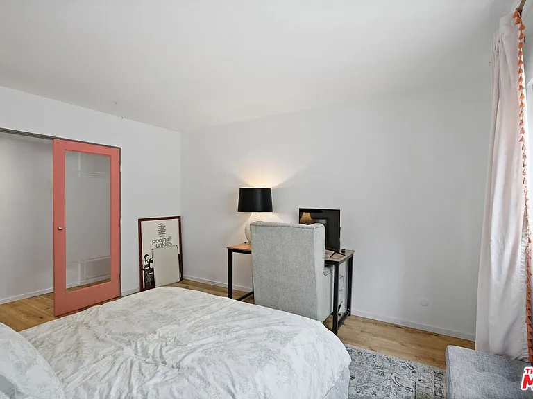 6558 Lasaine Ave — Photo 26
