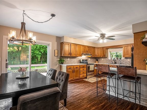 5th image of 3030 Springwood Dr