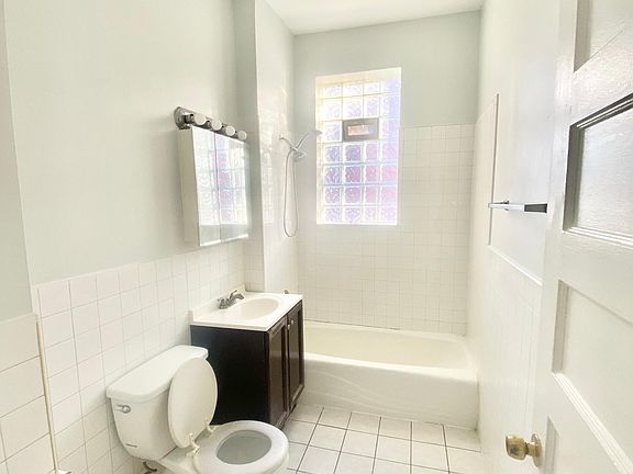 3rd image of 2258 S Washtenaw Ave APT 2R