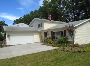 6053 Paisley Dr, North Olmsted, OH 44070