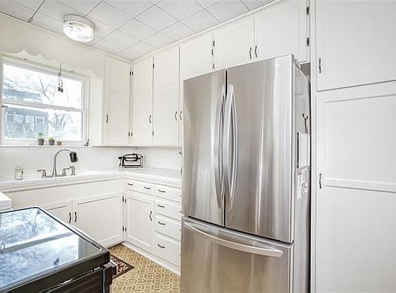3rd image of 409 E 65th St