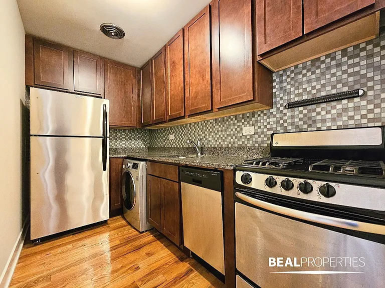 555 W Arlington Pl — Photo 10