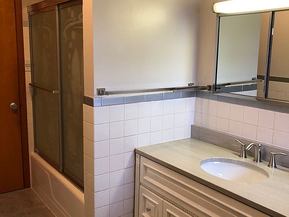 Full Bath (pic 1)