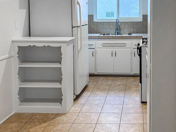4th image of 14001 Moorpark St APT 5