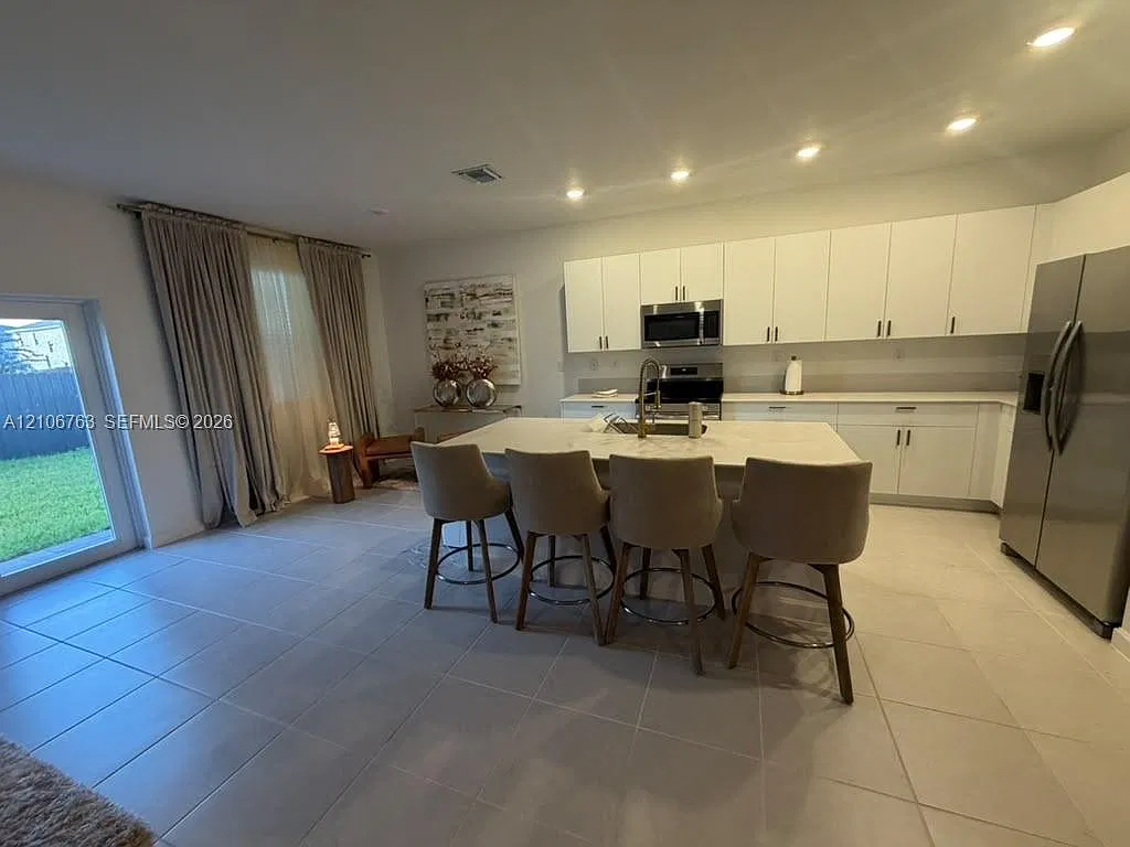 5 bed, 3.5 bath, 1849 sqft, $5,200 — Photo 4