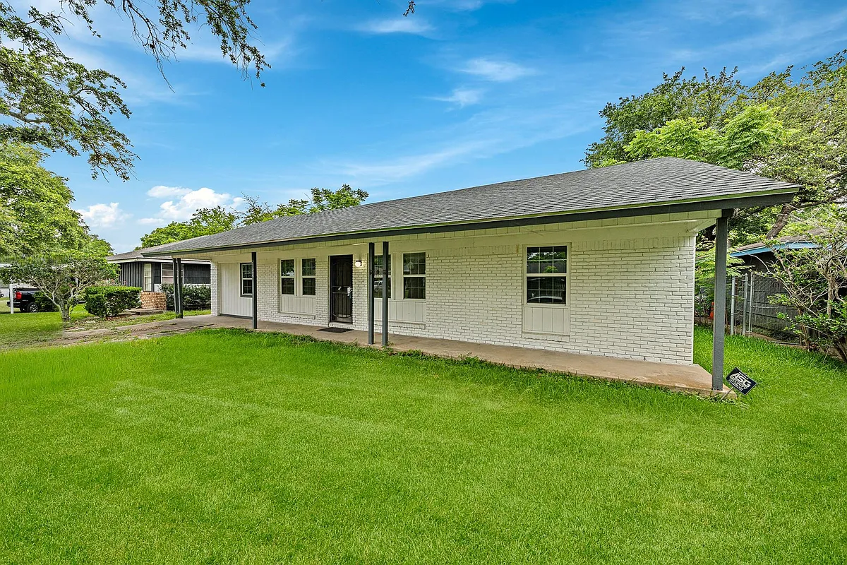 Building Photo - 5859 Flamingo Dr