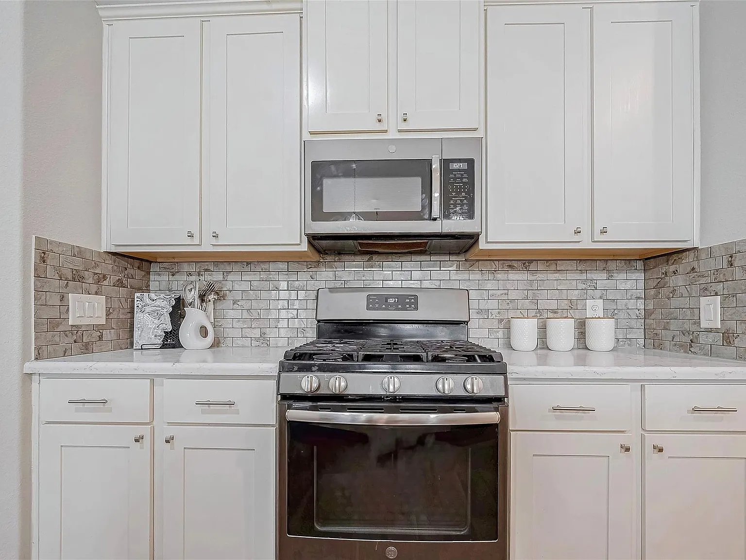 4 bed, 3.0 bath, 2600 sqft, $2,500 — Photo 3