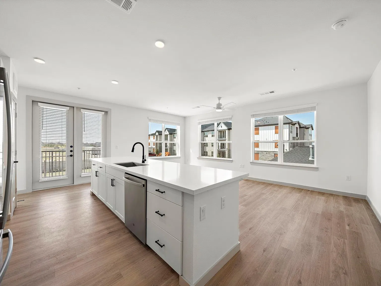 3 bed, 2.0 bath, 1464 sqft, $2,301 — Photo 1