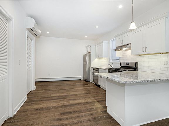 Penninsula with pendant light