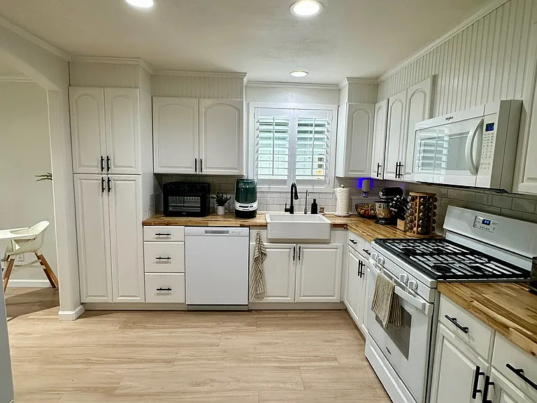 1016 Leonard St — Photo 8