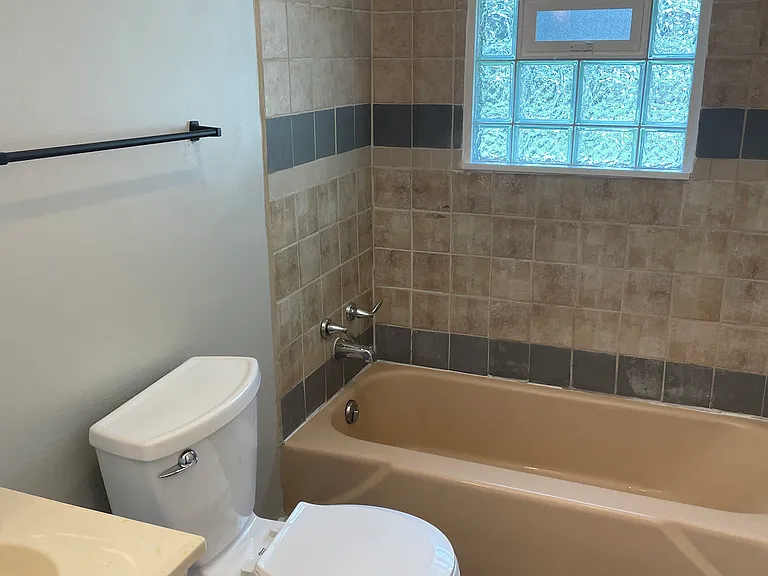 2900 Elisha Ave #B — Photo 6