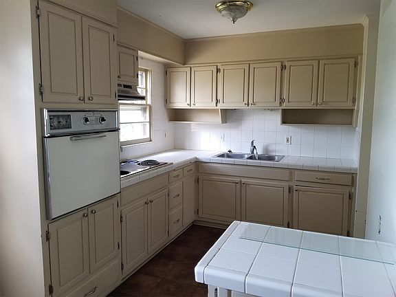 5th image of 2422 N Vernon St