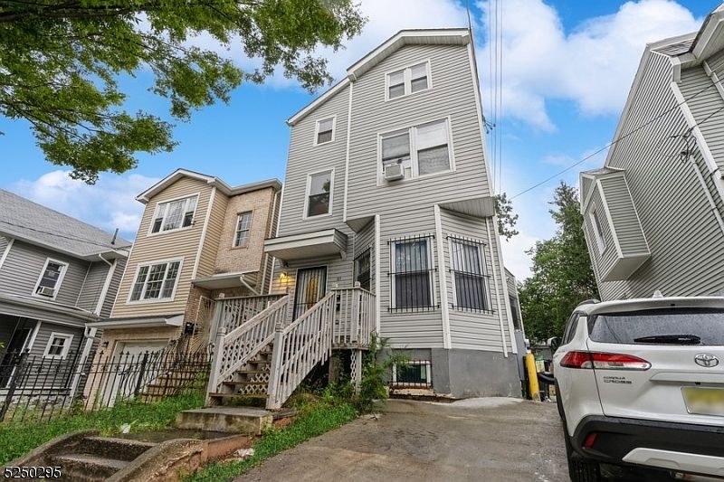 1st image of 227 N 6Th St #2