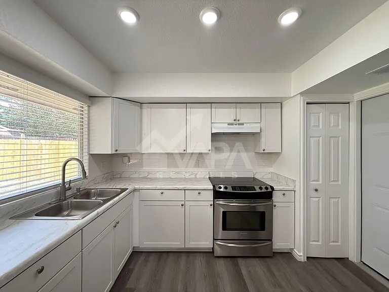 8007 Lake Frst — Photo 10