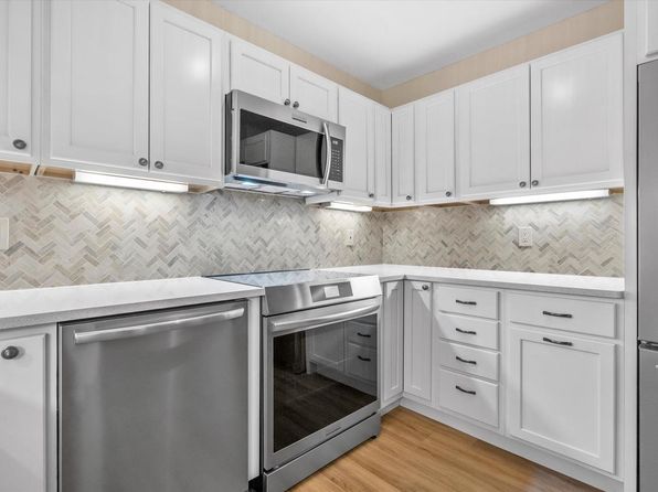 425 West Willow COURT #211, Fox Point, WI 53217
