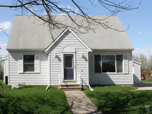 915 W J St, Forest City, IA 50436