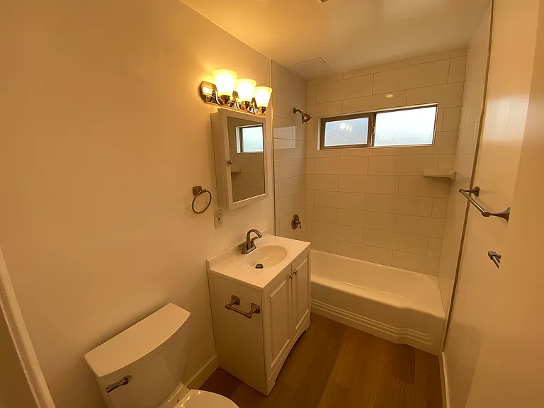Sussex House Apartments — Photo 16