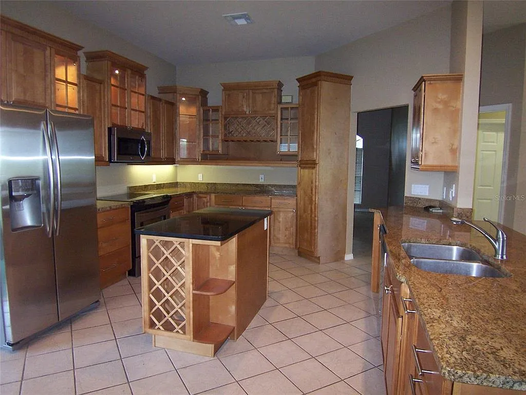 5 bed, 2.0 bath, 2511 sqft, $2,850 — Photo 2