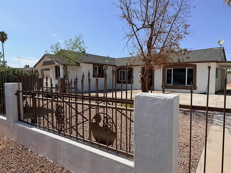 3 bed, 2.0 bath, 1423 sqft, $1,875 — Photo 1