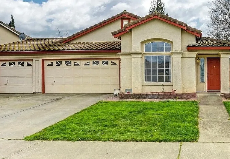 9190 Lakemont Dr — Photo 1