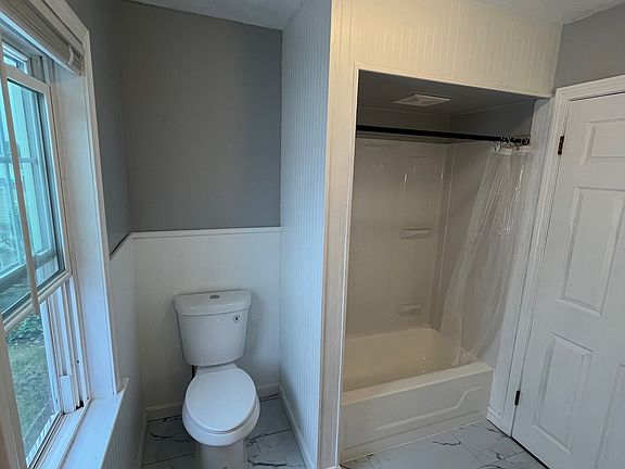 4th image of 34 Grosvenor Ave #3